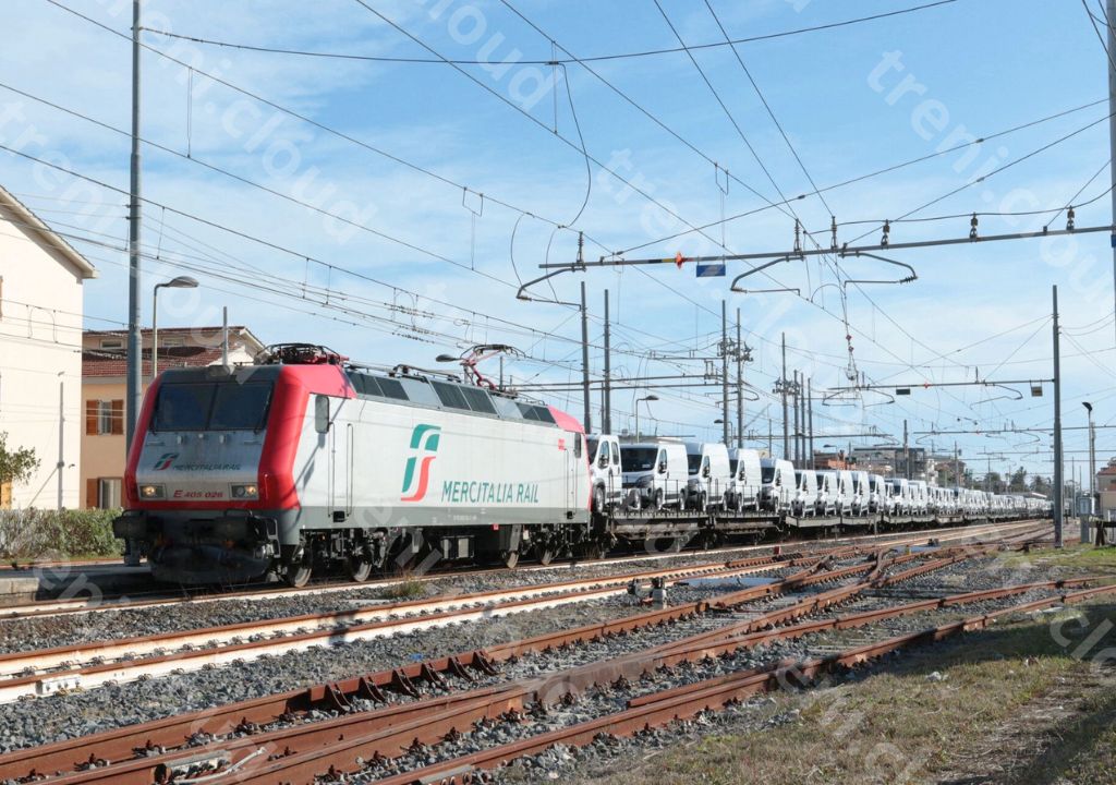 La E405.026 in testa ad un merci Sevel in transito a San Benedetto del Tronto