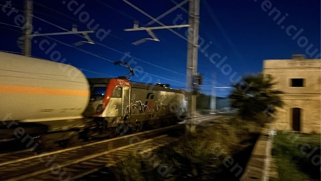 La E494.027 di Mercitalia in testa all'MRS Brindisi-Domegliara in transito a sud di Barletta - Foto Stefan Balanica 16/02/2024
