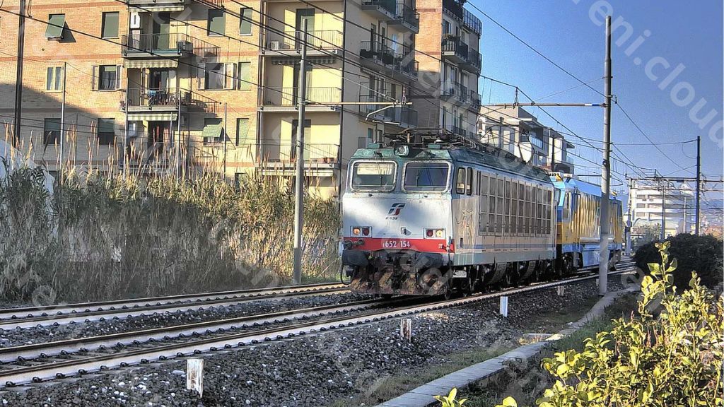 La E652.154 con il FALCO di RFI in transito a nord di San Benedetto del Tronto - Fotogramma Daniele Neroni 14/02/2024